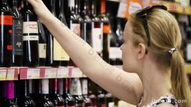 在卖酒的商店里，一名妇女站在摆满酒的货架前购买葡萄酒或其他酒类